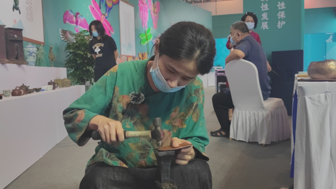 果然视频|砸铜与茶道的碰撞，她在民间艺术博览会砸出湖城茶泽