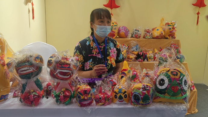 果然视频|潍县布玩具传承人孙秀兰民艺会现场展示布老虎制作