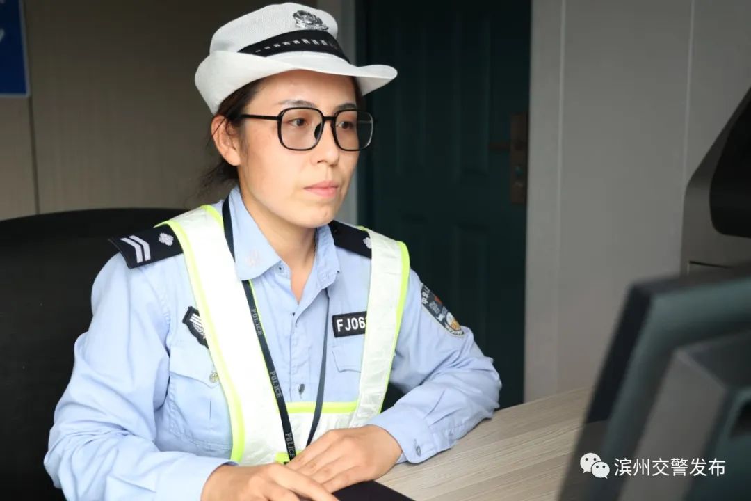 2012年,隆玉华来到了滨州交警女子中队,从此与交警岗位结缘,2018年6月
