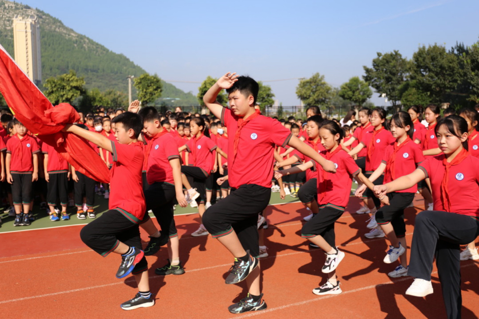 扬红色精神 济南市中区泉海小学举行新学期开学典礼暨开学第一课-齐鲁