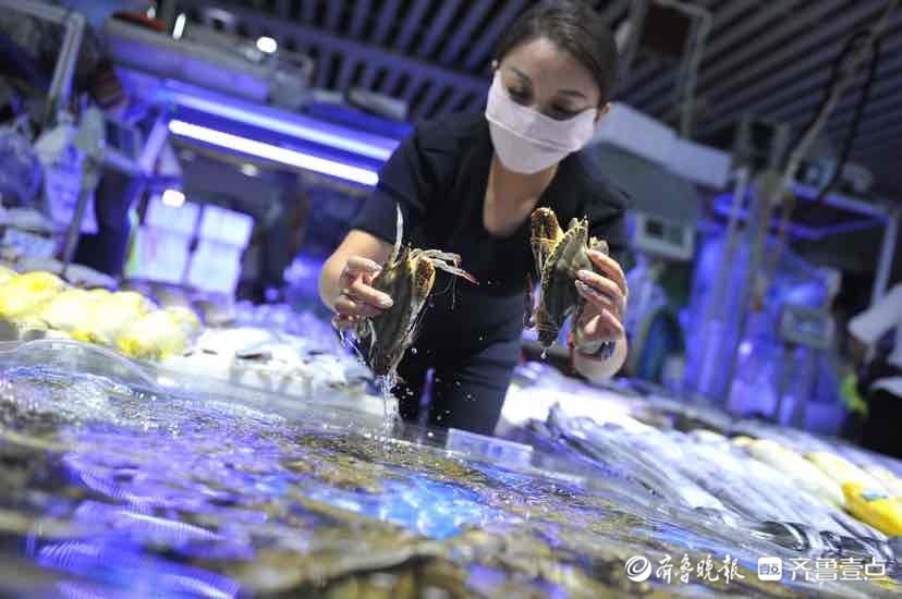 开海后的济南海鲜市场:一大波海鲜节前上市,市民忙抢"鲜"-齐鲁晚报