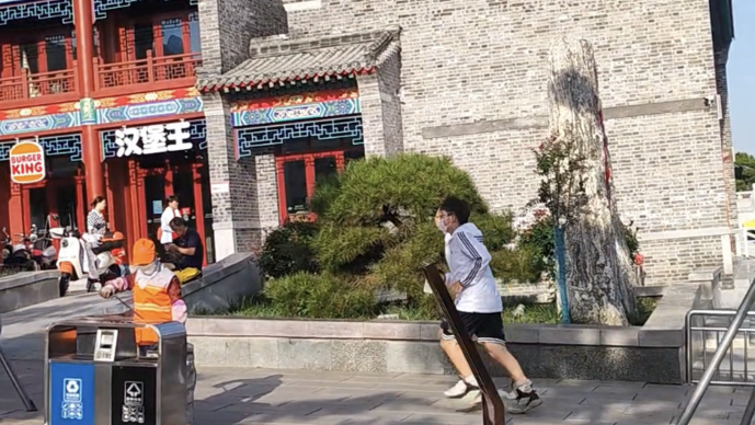 第36届泰山登山比赛，选手受妻子影响报名，赛前提前热身