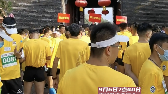 2022第36届泰山登山比赛即将开跑，运动员首次检录整装待发