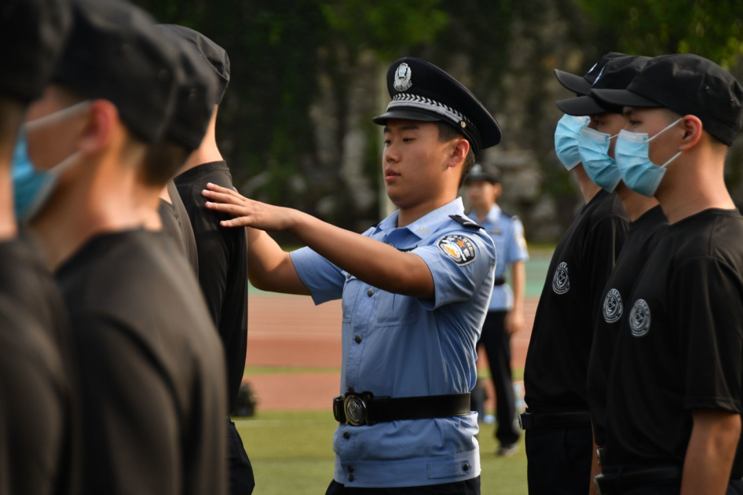 直击山东警察学院新生军训现场-齐鲁晚报·齐鲁壹点