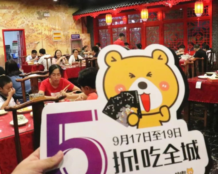 第四届东营黑卡吃货节即将来袭。9月17日-9月22日，狂欢6天，东营东西城60+美食餐饮，只要手持一张吃货团吃货黑卡，最低5折就能攻占。