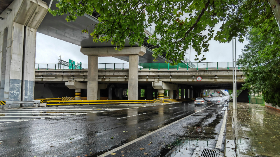 15日潍坊风雨持续,青年路铁路桥洞轻微积水,多车道变单车道