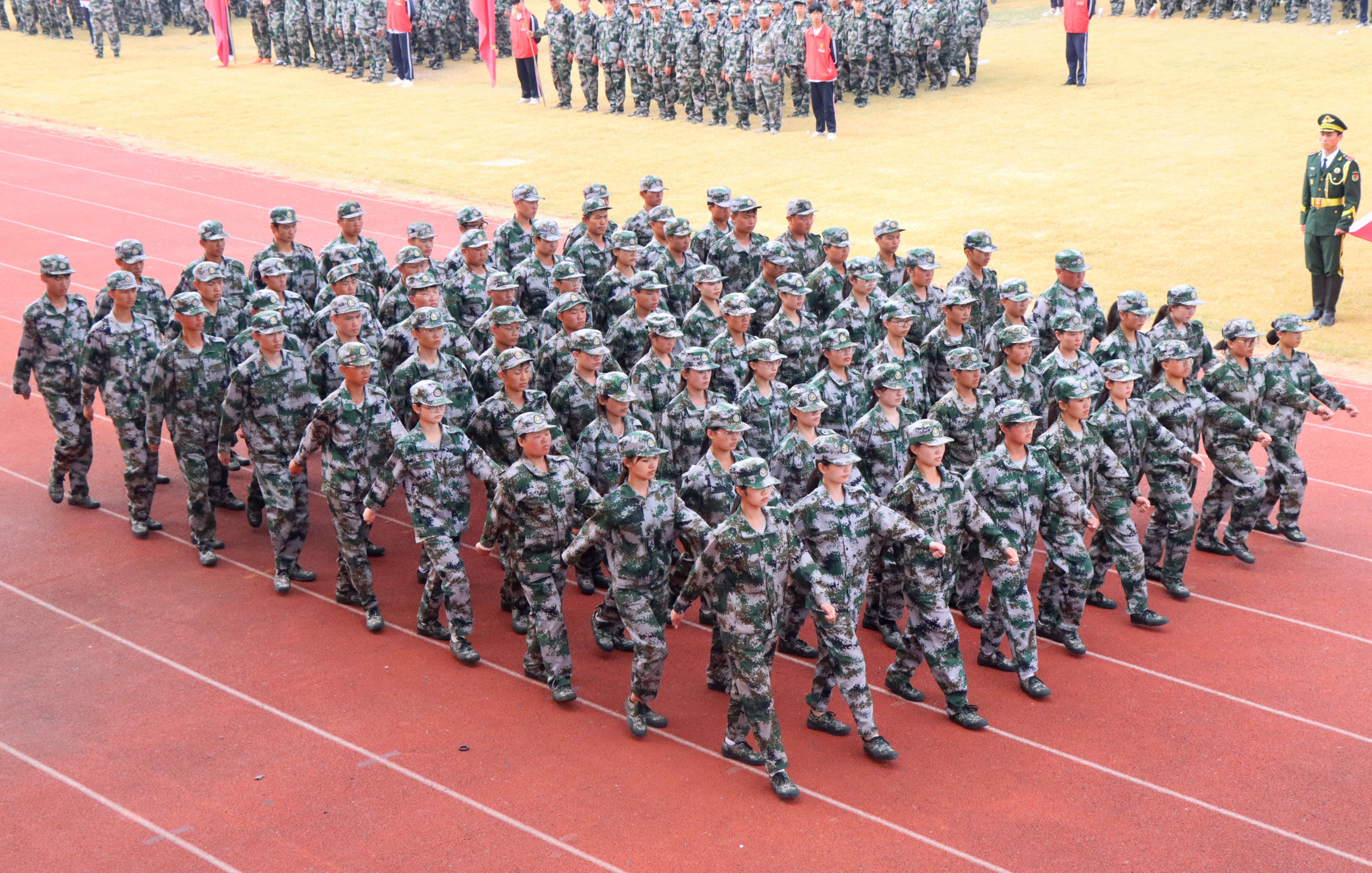 日照市技师学院举行2022级新生军训闭训仪式暨开学典礼-齐鲁晚报网