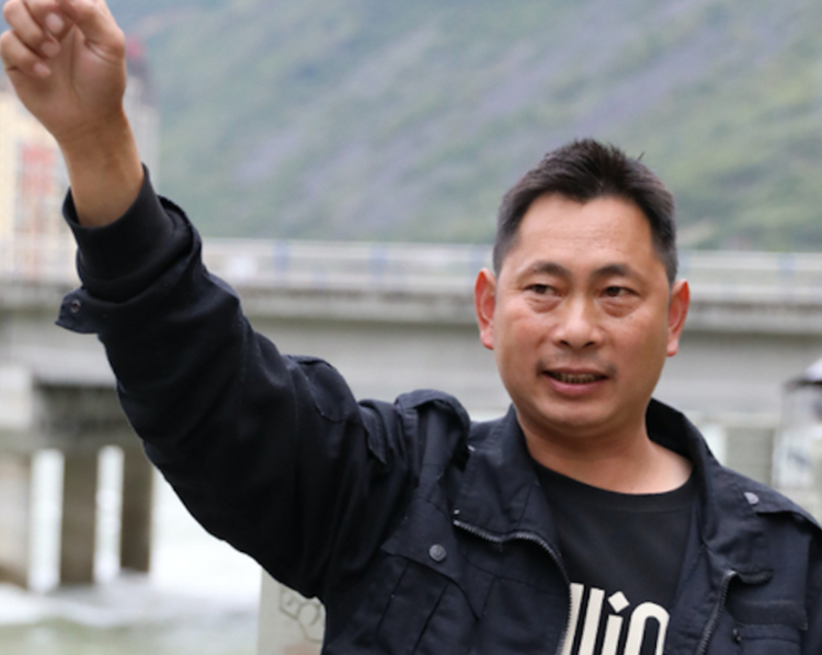 泸定地震危急时刻，山东水发集团湾东水电站的员工罗永没有选择立刻逃生，而是冲上10层楼高的坝肩打开泄洪闸。意识到发电机未关存在风险，他又和同事甘宇跑到厂房拉下电闸。避免了河水漫过大坝冲毁村庄的灾难……