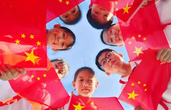 我和国旗合个影|潍坊西关小学生花式表白祖国，“比心”五星红旗