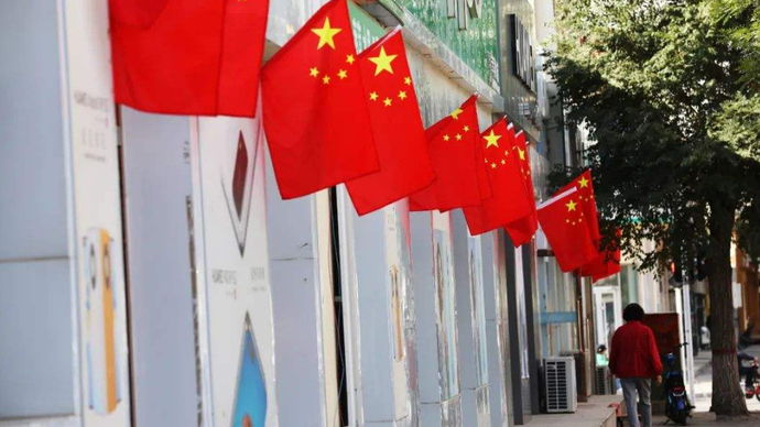 气氛拉满！街头满是中国红