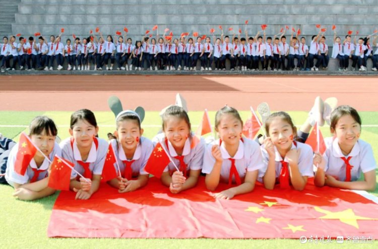 我和国旗合个影|笑脸纯真!山师天衢杨庄实小学子向祖国深情表白