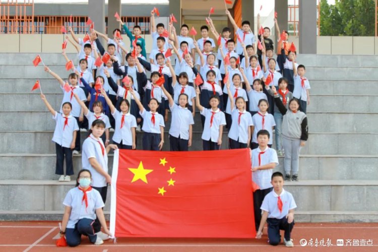 我和国旗合个影|笑脸纯真!山师天衢杨庄实小学子向祖国深情表白
