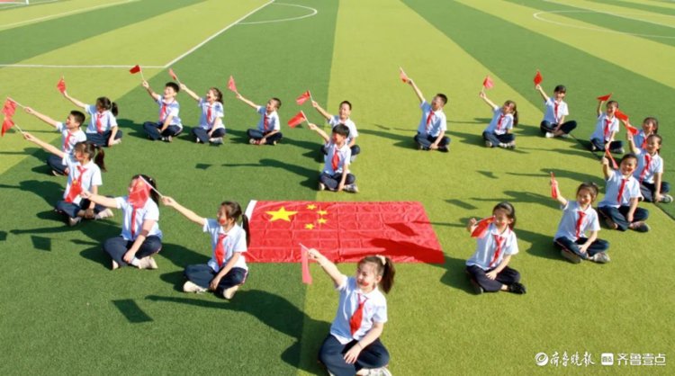 我和国旗合个影|笑脸纯真!山师天衢杨庄实小学子向祖国深情表白