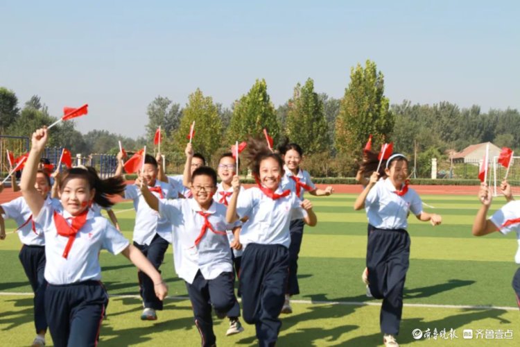 我和国旗合个影|笑脸纯真!山师天衢杨庄实小学子向祖国深情表白