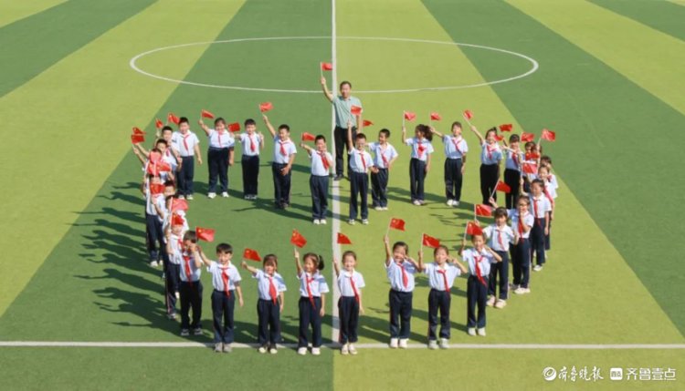 我和国旗合个影|笑脸纯真!山师天衢杨庄实小学子向祖国深情表白