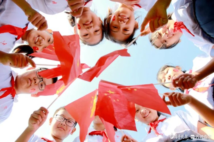我和国旗合个影|笑脸纯真!山师天衢杨庄实小学子向祖国深情表白