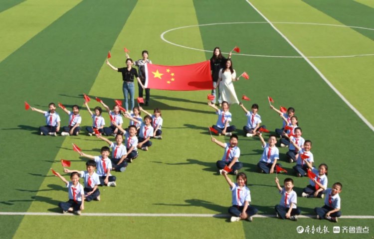 我和国旗合个影|笑脸纯真!山师天衢杨庄实小学子向祖国深情表白
