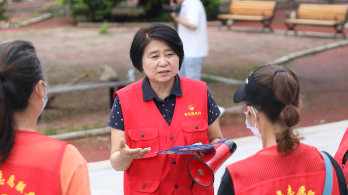 油城红杜鹃——杜全芳（老年服务管理中心）