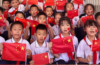 壹粉展示中国心！“我和国旗合个影 壹点送您上开屏”第二弹来啦