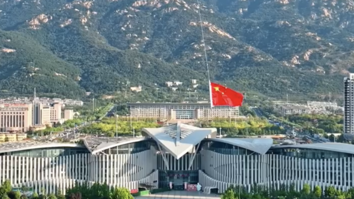 果然视频｜泰安市民拍摄无人机悬挂国旗，祝福国庆