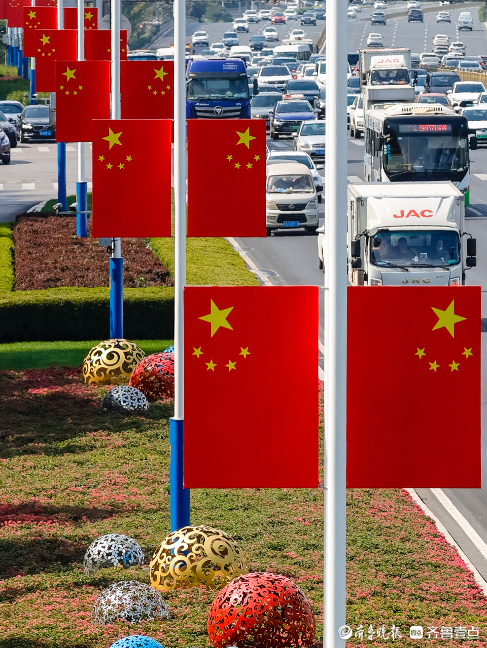 国庆影吧|气氛浓厚！济南经十东路上的五星红旗