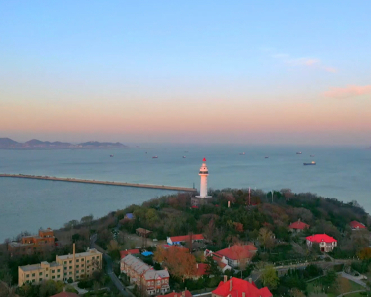 山、海、城在这里相依，人、事、物在这里相守。齐鲁晚报·齐鲁壹点推出《飞“阅”烟台》专题报道，用航拍带你飞“阅”烟台，品味仙境海岸的独特魅力。