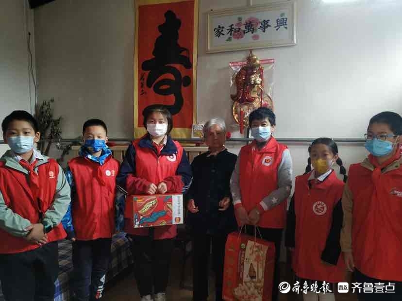 公益过假期丨道德模范房泽秋和志愿者一起关爱老年人群体