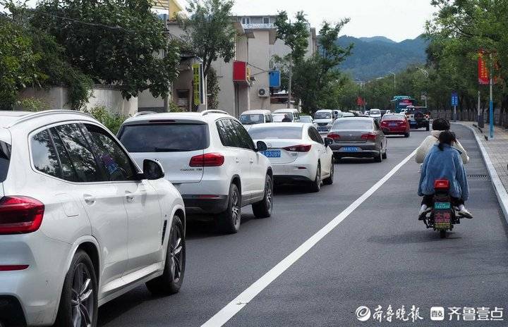 济南近郊游人气旺，南山旅游主干道车多人多有点堵
