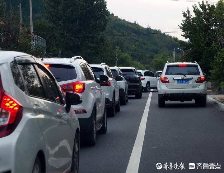 济南近郊游人气旺，南山旅游主干道车多人多有点堵