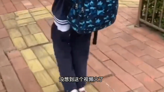 果然视频｜摸索着前行走盲道，济南这个孩子温暖了很多人