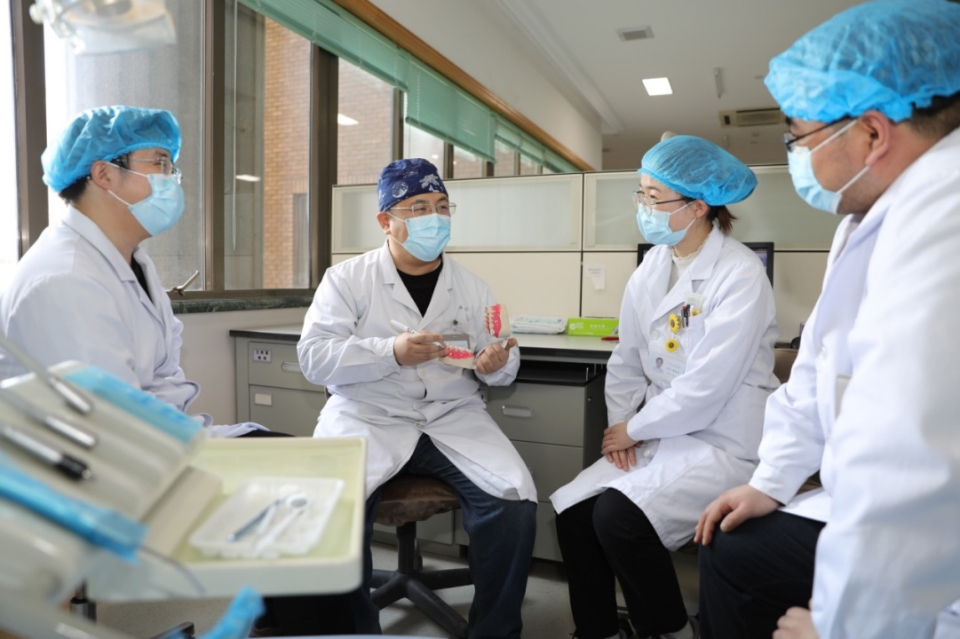 刷牙出血别不当回事，牙周病拖延下去可能造成牙齿缺失