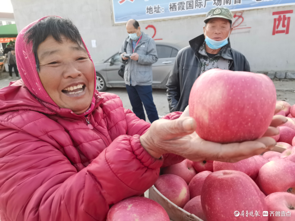 壹点图集|无人机航拍烟台栖霞苹果交易市场，果农“秀”出大苹果