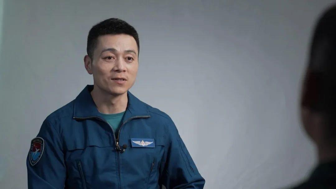 这张轰-6k飞越黄岩岛的"同框照",拍摄者:空军特级飞行员-齐鲁晚报网