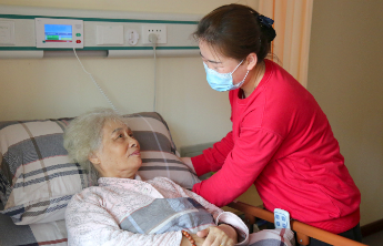 最美养老人|“95后”护理员刘新新：一直守着爷爷奶奶挺好的