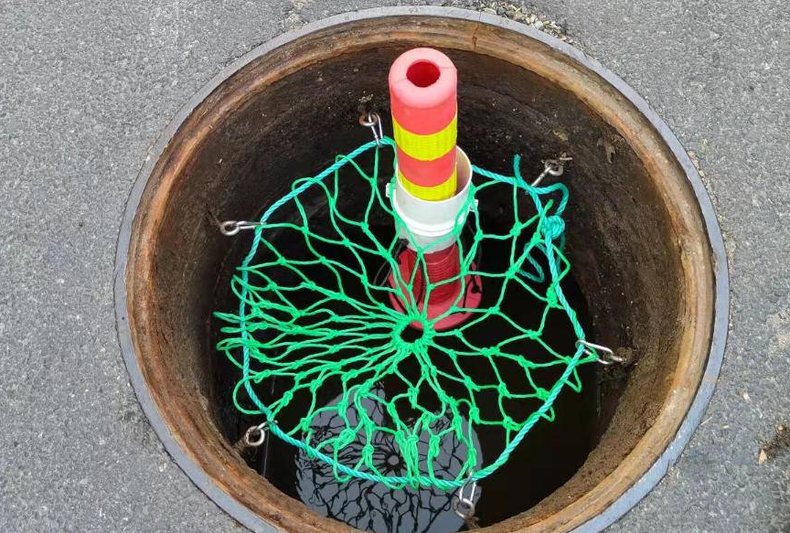 针对雨天井盖移位隐患,烟台检查井内应用警示标志