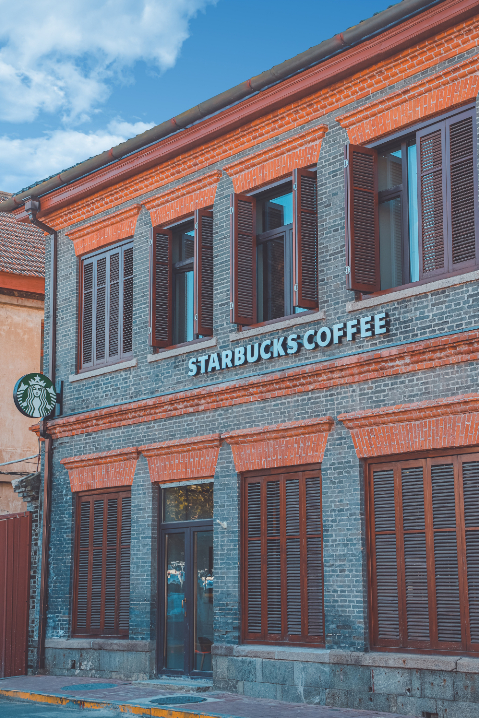 星巴克臻选店牵手烟台朝阳街百年国宝建筑