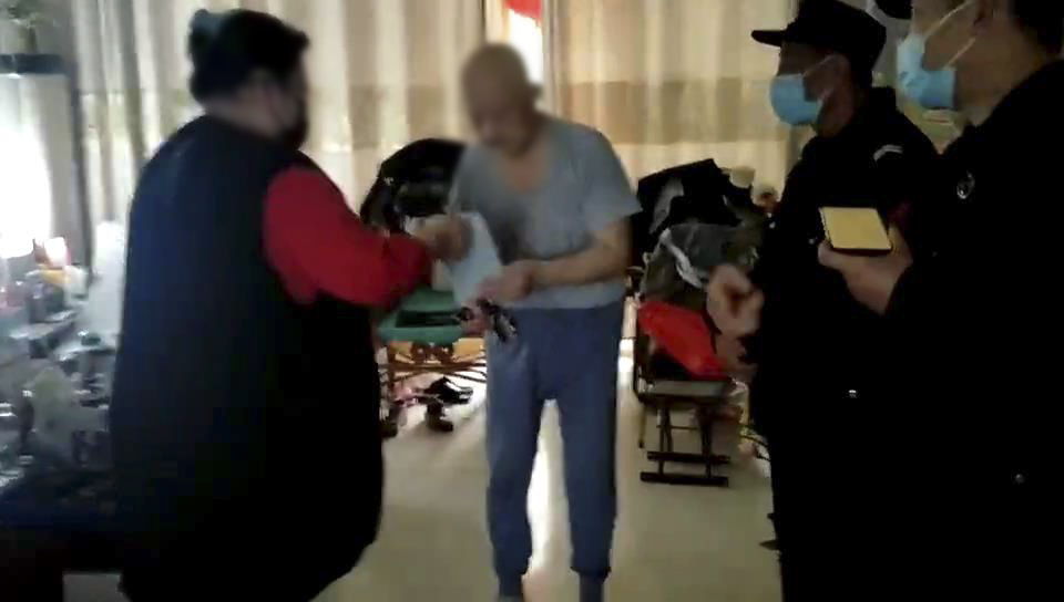 这里是济宁|万元现金误当垃圾扔了！市中民警两小时帮追回