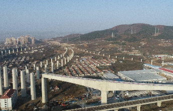 两座万吨桥梁空中完美转身， 潍烟高铁跨越青荣城际青烟直通线