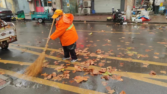 直播济南•寒冬坚守｜落叶成毯，直击城市“环卫橙”寒潮中坚守