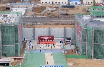 潍烟高铁烟台西站站房主体结构封顶