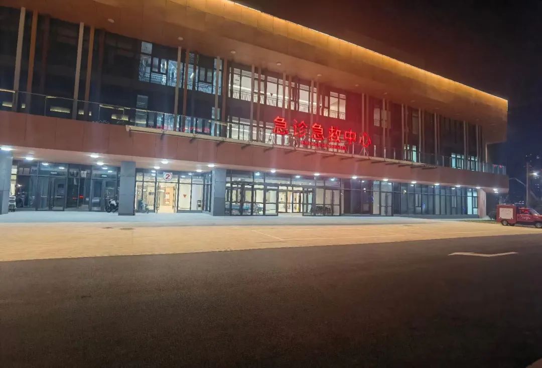 69岁老人主动脉夹层命悬一线，中心医院东院区凌晨手术获新生