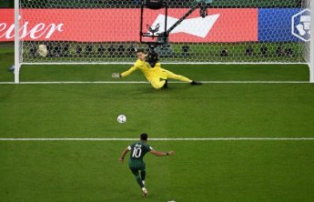 世界杯热闻丨波兰门将什琴斯尼连续两场扑点,网友:分明是门神