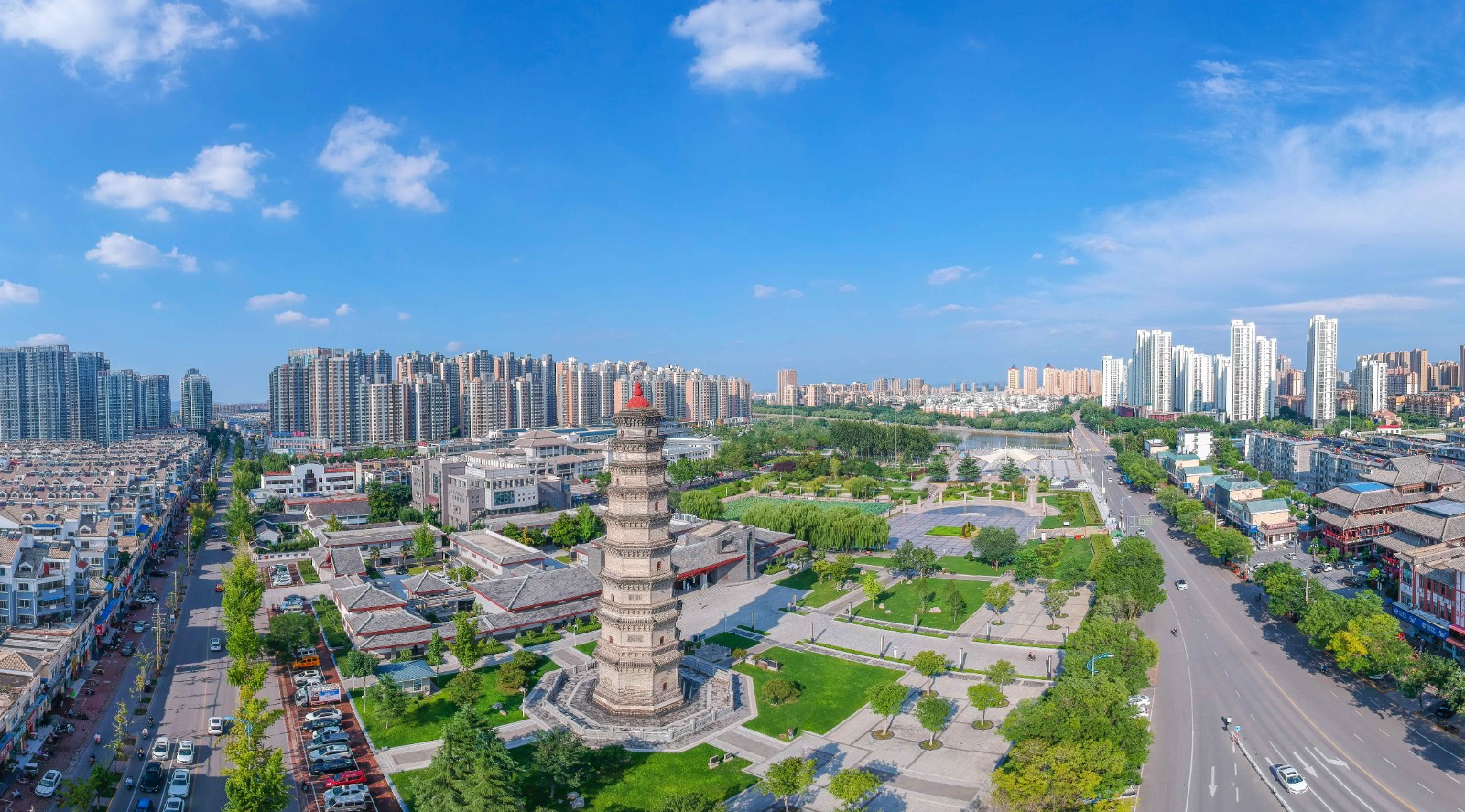 离开山亭区后,在枣庄市委,市政府主要领导带领下,与会人员来到滕州市