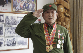 感党恩跟党走--抗战老兵李子英