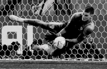 世界杯热闻丨四个点球扑出三个,送日本出局,克罗地亚门将神了!