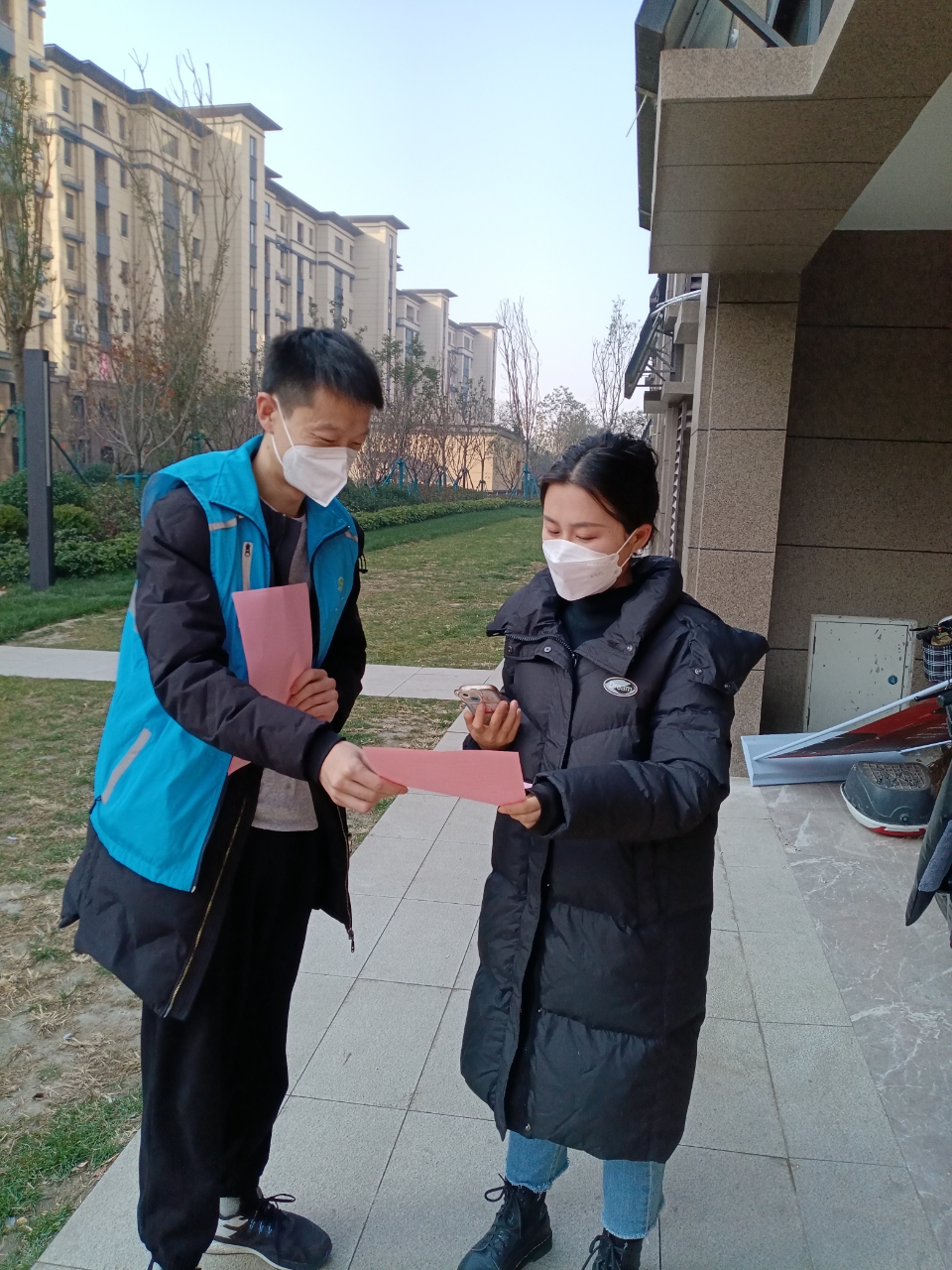 增强居民法律观念,许庄街道网格员入户宣传