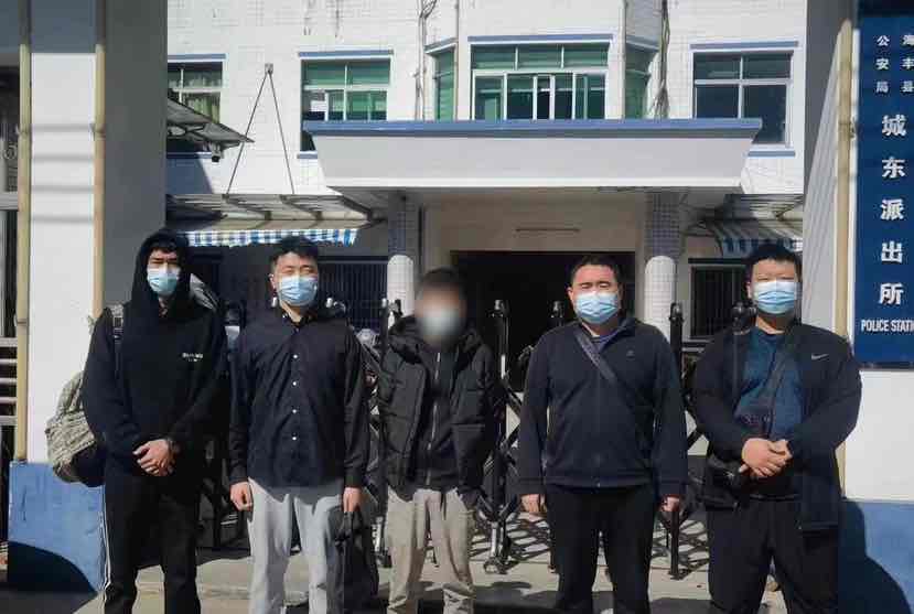 帮助，具有重大作案嫌疑。之后，民警立即对涉案账户资金流水展开调查。﻿在锁定犯罪嫌疑人后，办案民警立即赶往福建、江苏、广东等地，成功将
