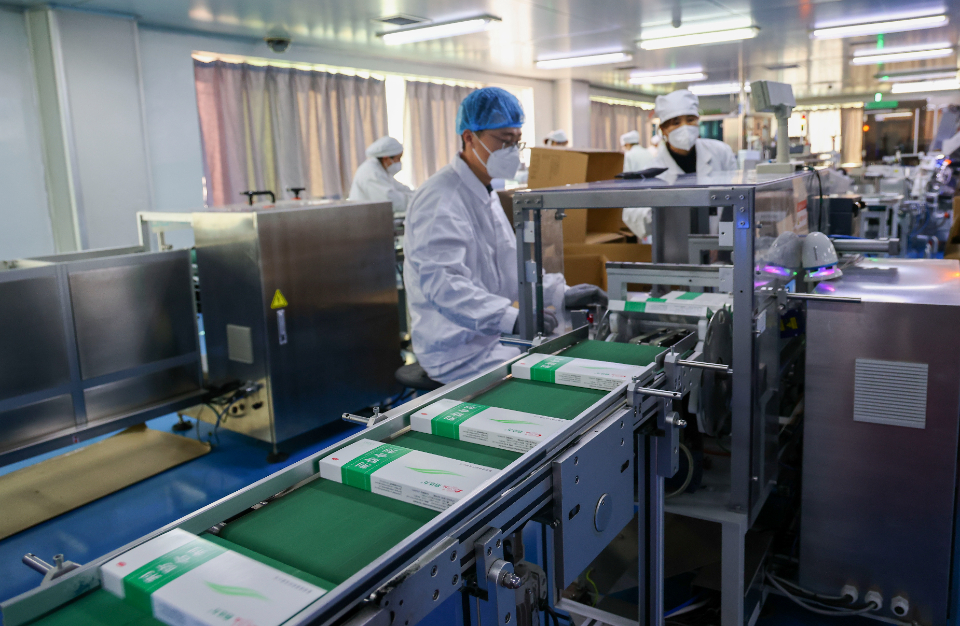 为力求疗效稳定,鲁南制药精选道地或主产区药材,建立了高于新版《中国