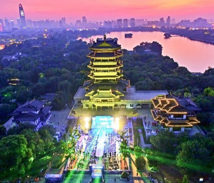 强省会，再出发。12月26日起，济南进入两会时间。2023年是全面贯彻落实党的二十大精神的开局之年，是实施“十四五”规划承前启后的重要一年，也是济南深入贯彻落实黄河重大国家战略、加快建设新时代社会主义现代化强省会的关键一年。新一年济南如何发展起势？民生福祉如何进一步改善？诸多热点问题，都将在两会上找到答案