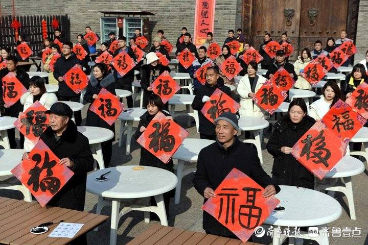百名书法爱好者写“百福”迎新年